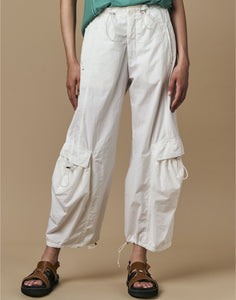 Inventive white trousers